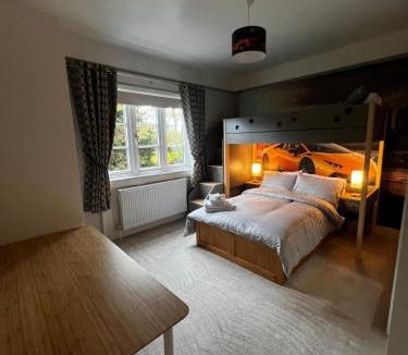 Amerton House | Luxury Detached House in Large Private Grounds, with Outdoor Jacuzzi and Sauna