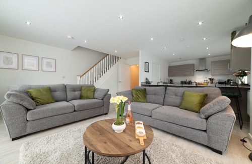 Hull Apartment | Luxury Duplex 2-Bed Apartment Fruit Market Marina