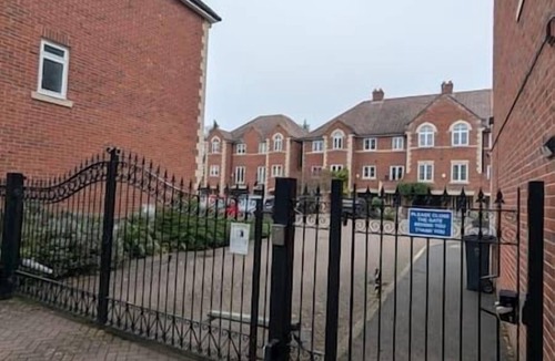 Oadby House | Luxury Elm Tree Stay with Cinema room and sleeps 12