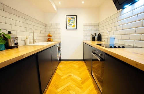 Coldharbour Condo | Luxury Flat w/KING bed & garden + Steam room!