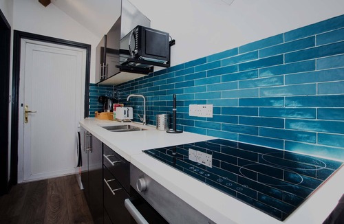 Warrington Apartment | Luxury King Suite, Smart TV, Super Fast Wi-Fi