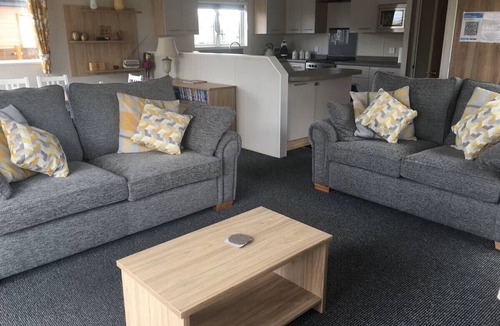 Dogdyke Cabin | Luxury Lakeside Fishing Lodge Tattershall Lakes