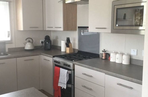 Dogdyke Cabin | Luxury Lakeside Fishing Lodge Tattershall Lakes
