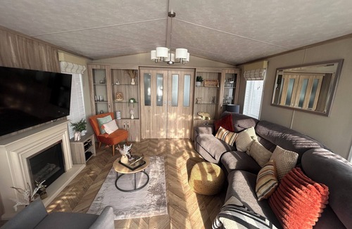 Tattershall Cabin | Luxury lakeside lodge with hot tub and sunset views. Pet friendly, 3 bedrooms