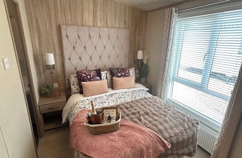 Tattershall Cabin | Luxury lakeside lodge with hot tub and sunset views. Pet friendly, 3 bedrooms