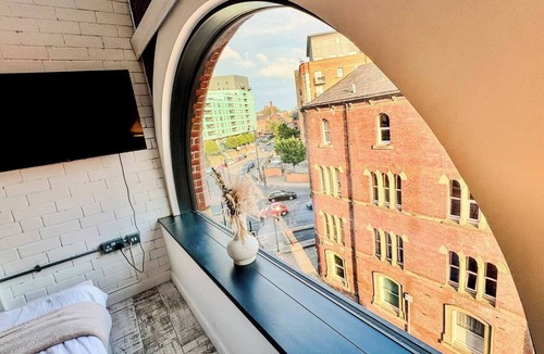 Leeds City Center Apartment | Luxury Leeds Stay Near Canal