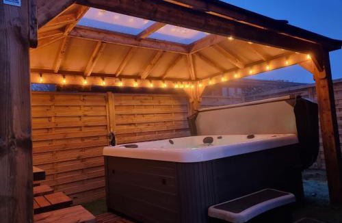 Wilberfoss House | Luxury log cabin with hot tub- York