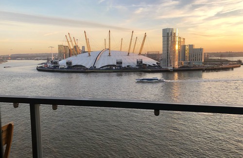 Canary Wharf Apartment | Luxury Modern 2 Bed Room 2 bathroom River View Apartment In Canary Wharf