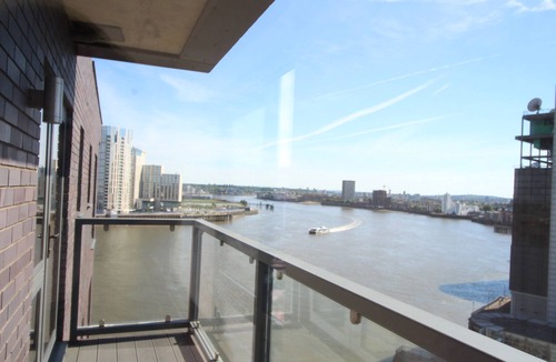 Canary Wharf Apartment | Luxury Modern 2 Bed Room 2 bathroom River View Apartment In Canary Wharf