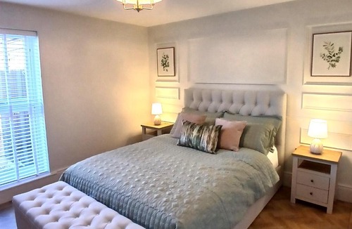 Louth House | Luxury Modern Bungalow Louth with parking - Close to Riverside Walks & Pub