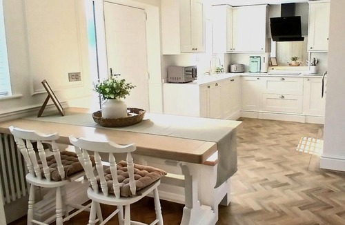 Louth House | Luxury Modern Bungalow Louth with parking - Close to Riverside Walks & Pub