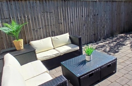Louth House | Luxury Modern Bungalow Louth with parking - Close to Riverside Walks & Pub