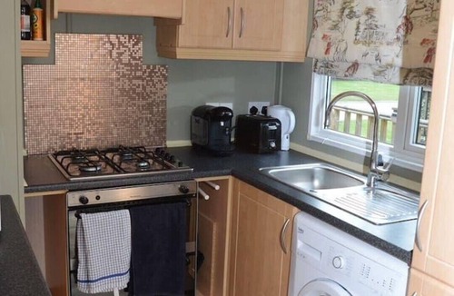 York Cabin | Luxury Moorhen Lodge & Hot Tub. 3 miles from York city centre! The best of both!