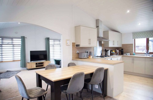 Fangfoss Cabin | Luxury Retreat Cabin w/Hot Tub Near York Countryside