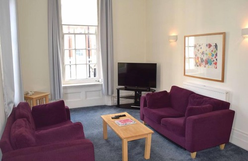 Marylebone Apartment | Luxury Serviced Apartment with Daily Room Clean, Staffed Reception, King Size Be