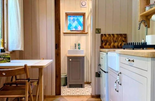 Tillicoultry Apartment | Luxury Shepherd Hut w Outdoor Bath at Powis Estate