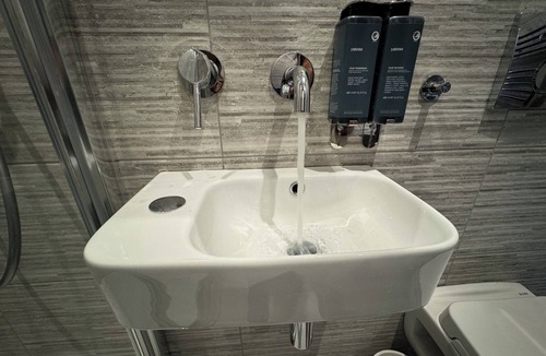 Elland House | Luxury Southgate House 6 Bedroom 6 bathroom Jacuzzi Bath 2 Min M62 Free Parking