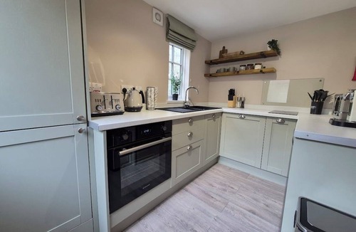 Brome Cottage | Luxury Suffolk Studio, Private Courtyard, Patio & Free Parking, Near Eye