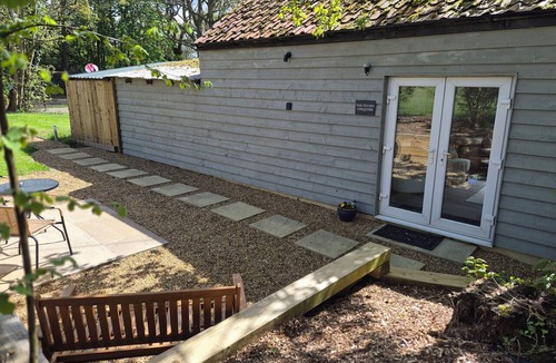 Brome Cottage | Luxury Suffolk Studio, Private Courtyard, Patio & Free Parking, Near Eye