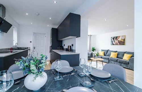 Broadheath House | M22 | Near Airport | Parking | WiFi | 15% Off