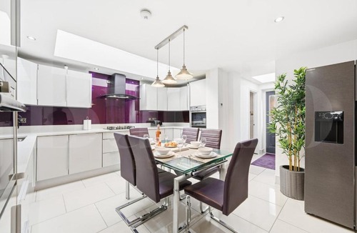 Smethwick House | M5 3bed 2Bath Professionals and Families Parking Premium Beds Electric Sofa Recliners Smart TVs Netflix Underfloor Heating Instant Hot Water FastWifi