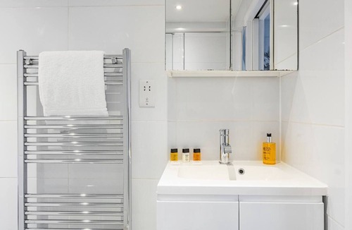 Brondesbury Apartment | Majestic Modern Flat in the heart of London