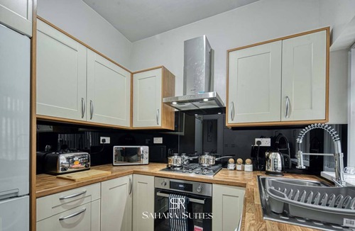 Manchester House | Manchester 5Bed Home - Sleeps 10 - Group Stays