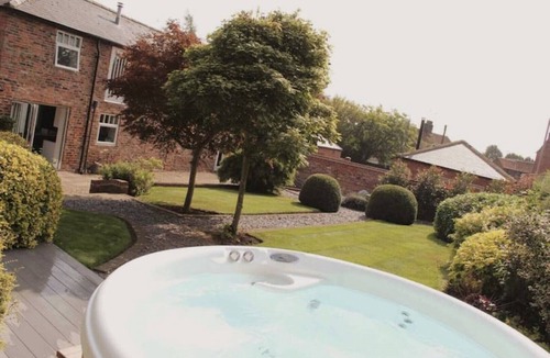 Lund House | Manor Barn - Large Barn Conversion With Hot Tub .
