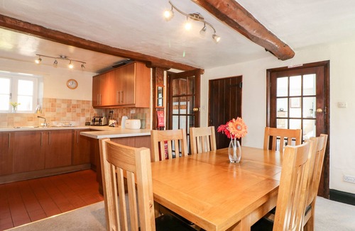 North Luffenham Cottage | MANOR VIEW, pet friendly, with a garden in Edith Weston