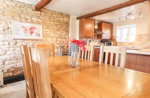 North Luffenham Cottage | MANOR VIEW, pet friendly, with a garden in Edith Weston