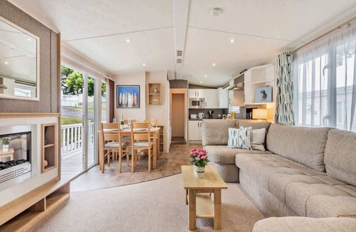 Milford on Sea House | Maple Brook Lodge- Modern Lodge with Deck Near New Forest & Beach