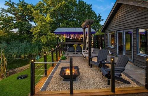Selby Cottage | Maple Lodge - sleeps 2 guests in 1 bedroom