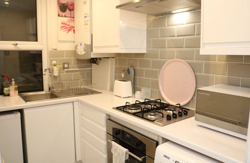 Woodhouse Apartment | Massive Flat close to central London