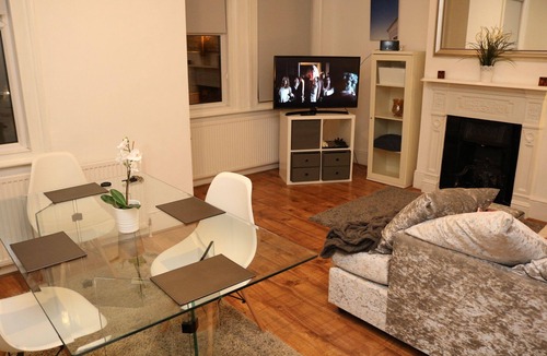 Woodhouse Apartment | Massive Flat close to central London