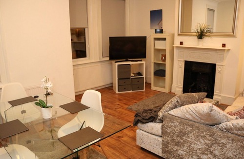 Woodhouse Apartment | Massive Flat close to central London