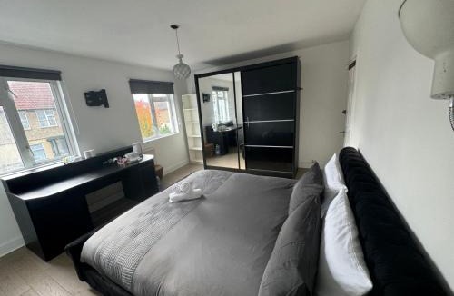 Surbiton Apartment | Master Bedroom in a house share thirty minutes away from Waterloo Station Shared Bathroom
