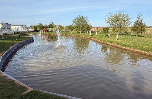 Chapel Saint Leonards Apartment | Meadow Lakes 10 - Golden Palm Resort - overlooking fishing lake - wifi, bed linen - Meadow Lakes Caravan & Lodge Hire