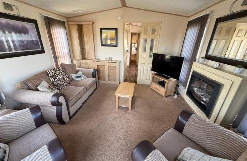 Chapel Saint Leonards Apartment | Meadow Lakes 10 - Golden Palm Resort - overlooking fishing lake - wifi, bed linen - Meadow Lakes Caravan & Lodge Hire