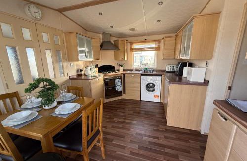 Chapel Saint Leonards Apartment | Meadow Lakes 10 - Golden Palm Resort - overlooking fishing lake - wifi, bed linen - Meadow Lakes Caravan & Lodge Hire