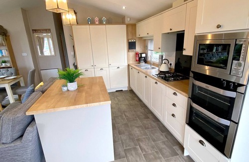 Cayton Bay Cabin | Meadow Lodge, Cayton