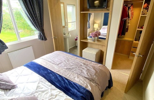 Cayton Bay Cabin | Meadow Lodge, Cayton