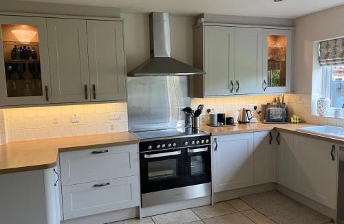 Stamford House | Meadow View - Entire 3 Bed House Near Stamford
