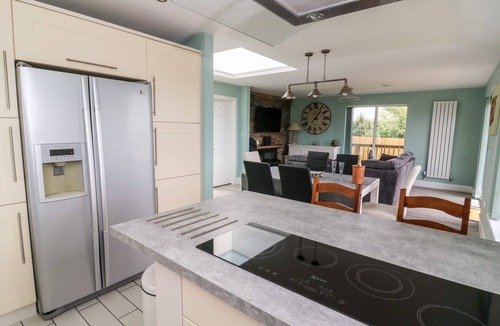 Arnold Cottage | MEADOWBANK LODGE, pet friendly, with hot tub in Brandesburton