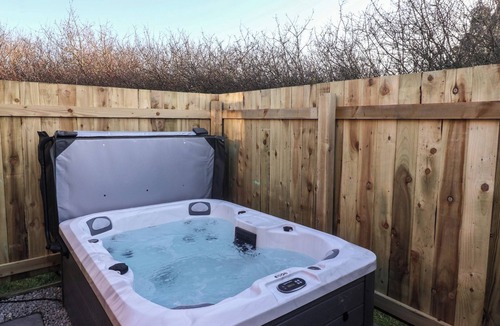 Great Hatfield Cottage | MEADOWS PARK 1, pet friendly, with hot tub in Hornsea