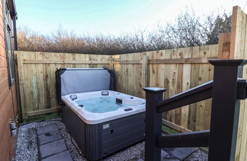 Great Hatfield Cottage | MEADOWS PARK 1, pet friendly, with hot tub in Hornsea