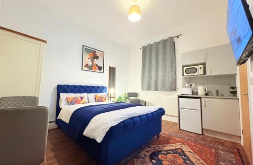 West Bromwich Apartment | Metro Studios-Stylish Studios,Parking,Wifi,Special long stay deals, Contractors,NHS staff,Relocators,Leisure travellers, nr Sandwell hospital