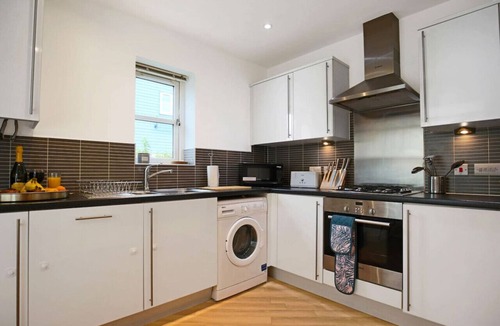 Milton Keynes House | Middleton House Sleeps 6 Free Parking Garden Work Desk Fast WiFi