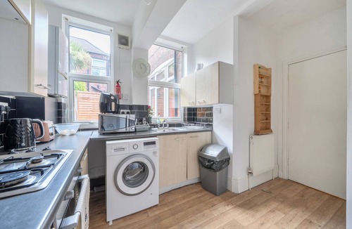 Edgbaston Apartment | Midlands Apartment Sleeps 7 - Free Parking, Wifi