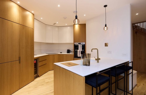Whittington Apartment | Mill Hill Modern Gem: Garden & Parking Near London