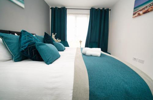 Newport Pagnell House | Milton Keynes 10 beds 5-Bedrooms 14 Sleeper Contractor family holiday Free Parking